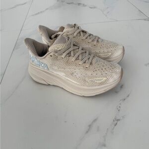 Hoka One Clifton 9 Women’s Running Shoe Size 6B, 6.5B